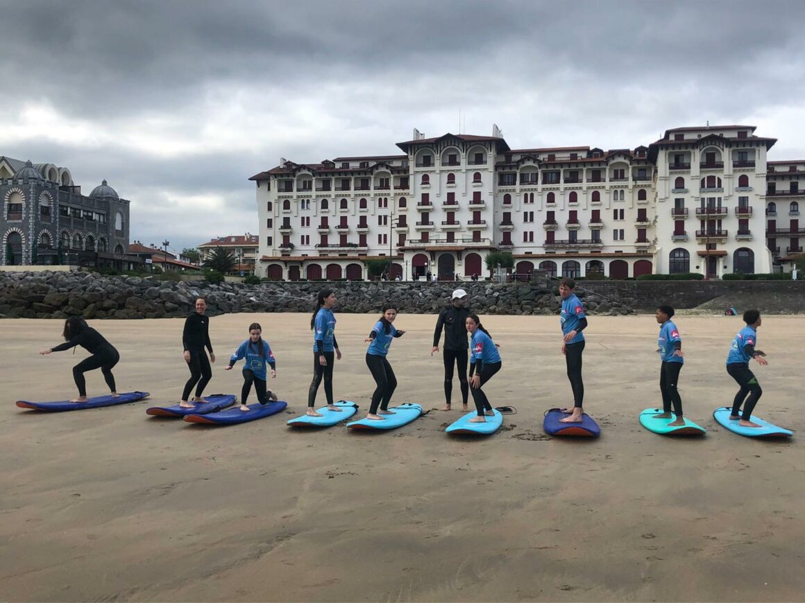 Les élèves de 4e au surf à Hendaye